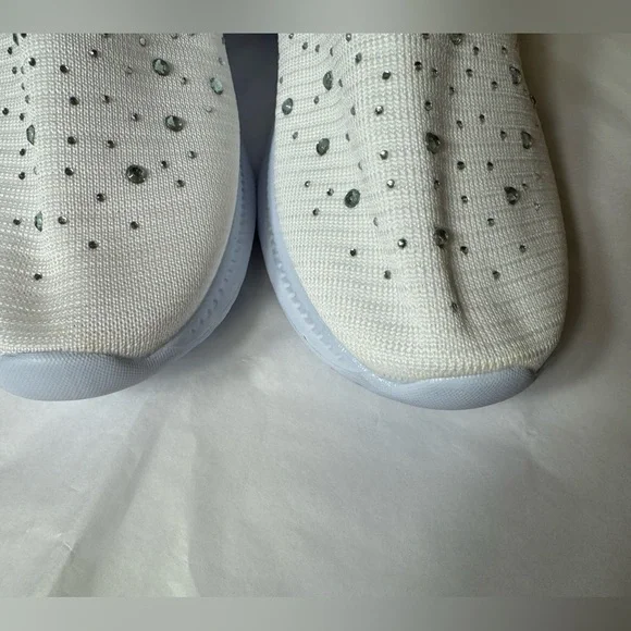 NWOT Women’s Slip-On Sneakers With Rhinestones Accents Lightweight White Size 8 - Picture 6 of 9